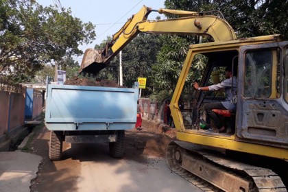 শুরু হয়েছে জামালপুর পৌরসভার সড়ক সংস্কারের কাজ