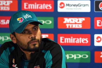 'আজেবাজে জিদ' করেন না মাশরাফি