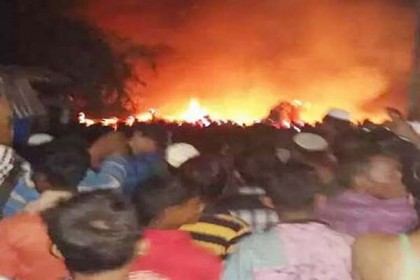 রোহিঙ্গা বস্তিতে অগ্নিকাণ্ডে ২২টি দোকান পুড়ে ছাই

