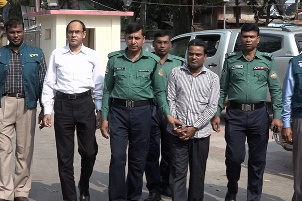 বরিশালে ঘুষ নেওয়ার সময় সেটেলমেন্ট অফিসের পেশকার আটক