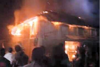 বাগেরহাটে আগুনে ৮ দোকান পুড়ে ছাই

