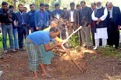 বগুড়ায় বধ্যভূমির অনুসন্ধানে খনন কাজ শুরু

