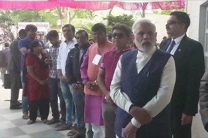 ভোটারদের সঙ্গে লাইনে দাঁড়িয়ে ভোট দিলেন মোদি
