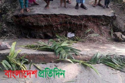 রায়পুরে কালভার্ট ভেঙ্গে যান চলাচল বন্ধ