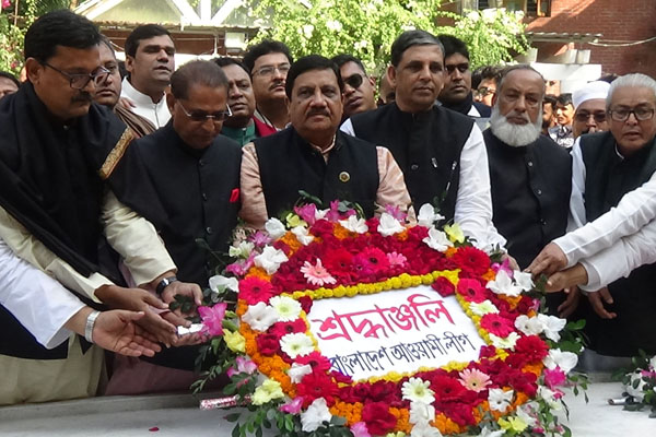 টুঙ্গিপাড়ায় বঙ্গবন্ধুর সমাধীতে কেন্দ্রীয় আওয়ামী লীগের শ্রদ্ধা 