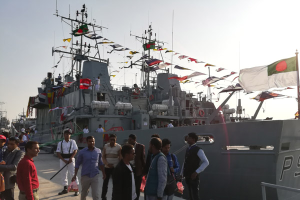 মোংলায় নৌবাহিনীর যুদ্ধ জাহাজ জনসাধারণের জন্য উন্মুক্ত