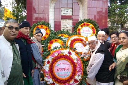 ৩১ বার তোপধ্বনির পর স্মৃতিস্তম্ভে পুস্পমাল্য অর্পণ  

