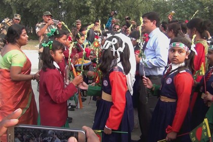 সীমান্তে দু'বাংলার ক্ষুদে শিক্ষার্থীদের মিলনমেলা