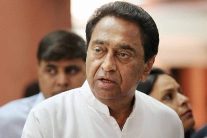 মন্ত্রীর দিকে বন্দুক তাক করলেন কনস্টেবল!