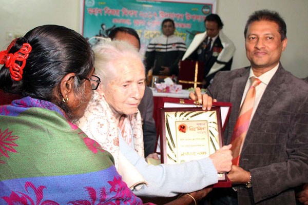 সম্মাননা পেলেন ভিনদেশি লুসি হল্ট