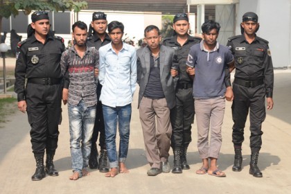নারায়ণগঞ্জে র‌্যাবের হাতে প্রতারণা চক্রের ৪ সদস্য আটক