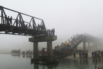 কাঁকড়া সেতু ভেঙ্গে সার বোঝাই ট্রাক নদীতে, যান চলাচল বন্ধ