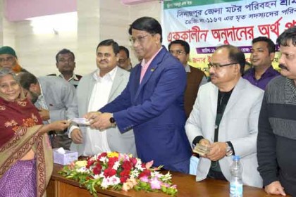 দিনাজপুরে ৮২ শ্রমিক-পরিবারের মাঝে অর্থ বিতরণ 

