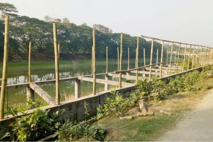 নগরকান্দায় পাউবো'র জায়গা দখল করে দোকান নির্মাণ


