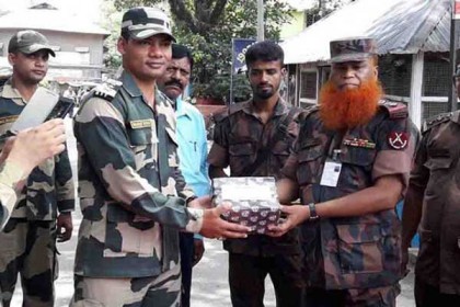 বিজিবি দিবস উপলক্ষে হিলি সীমান্তে বিএসএফকে মিষ্টি উপহার