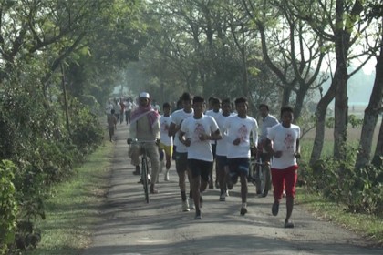 নেত্রকোনায় জীবনকে ভালোবেসে ম্যারাথন দৌড়
