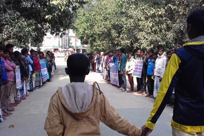 চাঁপাইনবাবগঞ্জে সম্পত্তি রক্ষার দাবিতে সেবায়েতের বিরুদ্ধে মানববন্ধন