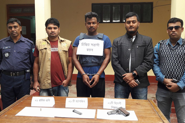 সিদ্ধিরগঞ্জে আস্ত্রসহ সন্ত্রাসী গ্রেফতার