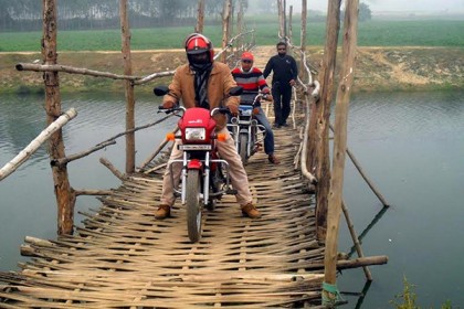 বাঁশের সাঁকোই ১০ গ্রামের মানুষের ভরসা!