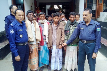 সিংড়ায় জুয়ার আসর থেকে ১৪ জুয়ারি আটক