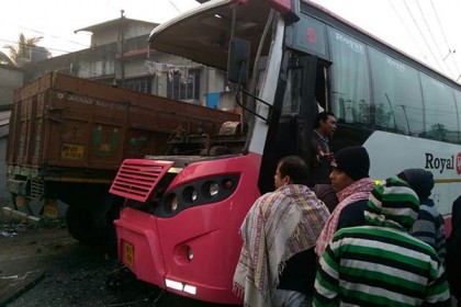 পশ্চিমবঙ্গে দুর্ঘটনার কবলে ঢাকা-কলকাতা বাস
