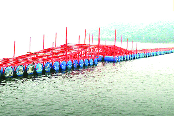 প্লাস্টিক ড্রাম দিয়ে নিজেরাই বানালেন ভাসমান সেতু