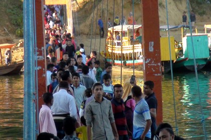 আসছে পর্যটক হাসছে পাহাড়