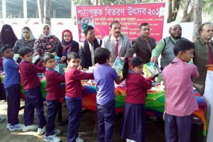 কলারোয়ায় উৎসবমুখর পরিবেশে বই বিতরণ
