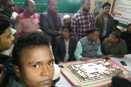 কেক কেটে নাটোরে ছাত্রদলের প্রতিষ্ঠাবার্ষিকী উদযাপন
