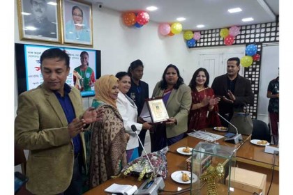 গোল্ডেন বুট জয়ী আখিঁকে সিরাজগঞ্জে সংবর্ধনা