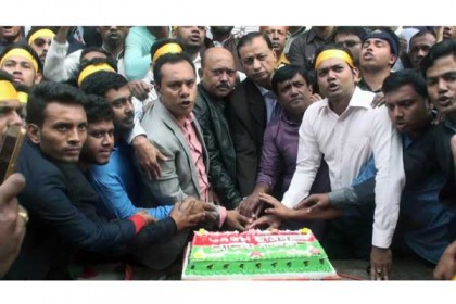 বরিশালে কেক কেটে ছাত্রদলের প্রতিষ্ঠা বার্ষিকী উদযাপন 
