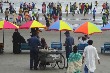 কুয়াকাটা সৈকতে পর্যটকদের ঢল 