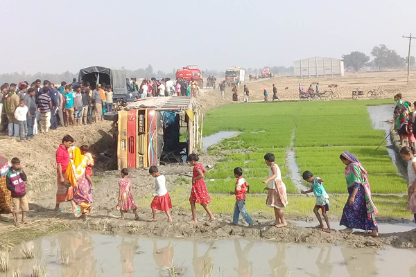 দিনাজপুরে নিয়ন্ত্রণ হারিয়ে ধান ক্ষেতে বাস, আহত ৭