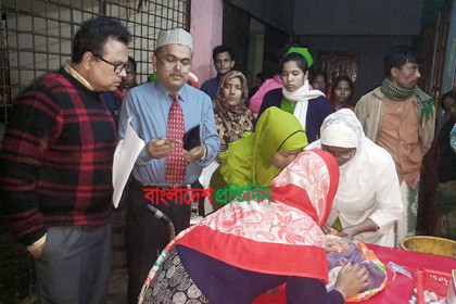 
ঠাকুরগাঁওয়ে প্রশাসনের তৎপরতায় বাঁচল শিশু ও মায়ের প্রাণ
