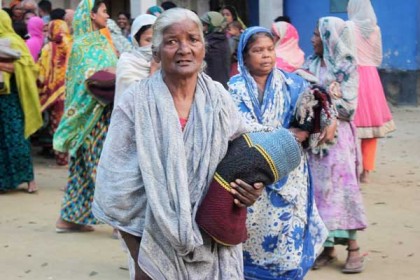 হাঁড় কাপানো শীতে কম্বল পেয়ে মুখে হাসি