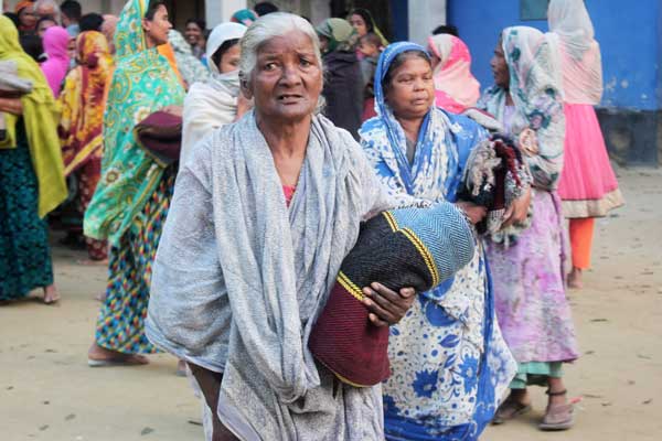হাঁড় কাপানো শীতে কম্বল পেয়ে মুখে হাসি