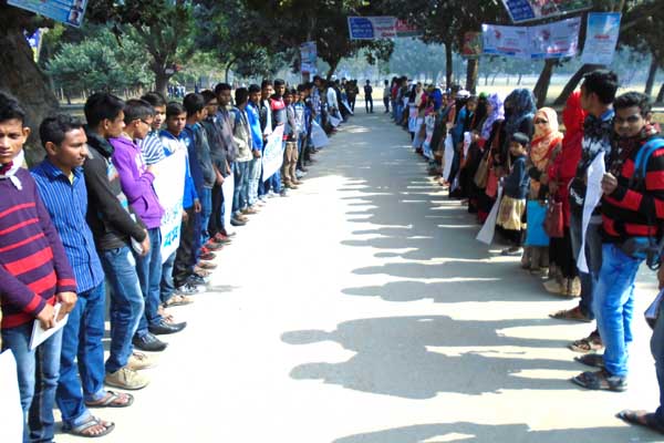 ফুলবাড়ী সরকারি কলেজ অধ্যক্ষের অপসারণ দাবিতে মানববন্ধন 

