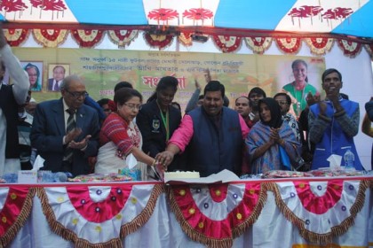 শাহজাদপুরে গোল্ডেন বুট জয়ী আঁখি খাতুনকে সংবর্ধনা

