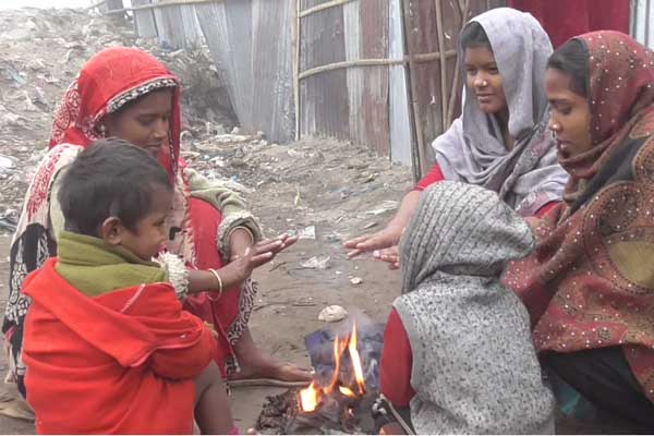 কনকনে শীতে কাঁপছে দিনাজপুরবাসী