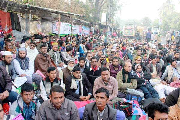 প্রধানমন্ত্রীর আশ্বাস ছাড়া ঘরে ফিরবেন না শিক্ষকরা