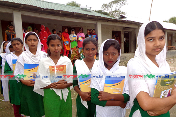 নতুন বইয়ের ঘ্রাণে মুগ্ধ উপকূলের শিশুরা