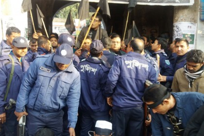 দিনাজপুরে বিএনপির মিছিলে পুলিশের বাধা