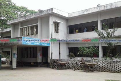 দুই ডাক্তার দিয়ে চলছে কলারোয়া উপজেলা স্বাস্থ্য কমপ্লেক্স! 