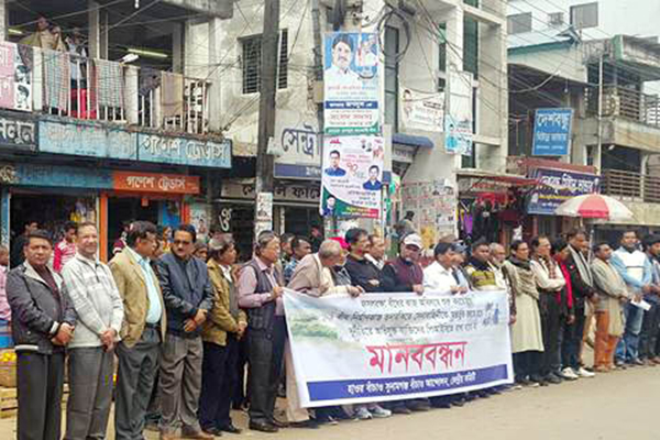 সুনামগঞ্জের হাওরে বাঁধ নির্মাণের দাবিতে মানববন্ধন