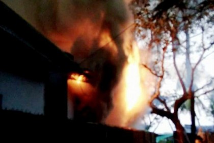 টেকনাফে তিনটি বাসাবাড়িতে অগ্নিকাণ্ড 
