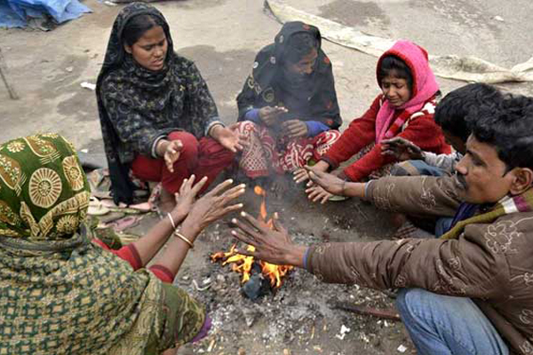 তীব্র শীতে কাঁপছে নাটোর 

