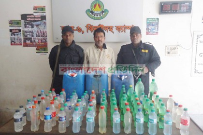 কালীগঞ্জে মাদক ব্যবসায়ী আটক, ১০২ লিটার মদ জব্দ