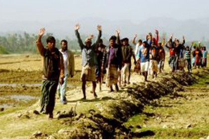 টেকনাফে রাস্তা সংস্কারের দাবিতে বিক্ষোভ