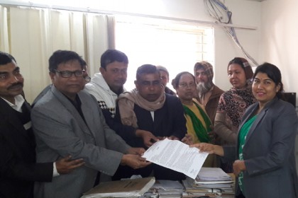 ১১ দফা দাবিতে গোপালগঞ্জে শিক্ষকদের মানববন্ধন

