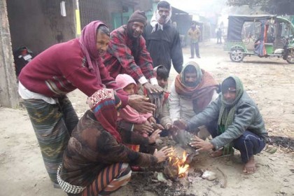 চাঁপাইনবাবগঞ্জে কনকনে ঠাণ্ডায় বিপর্যস্ত জনজীবন
